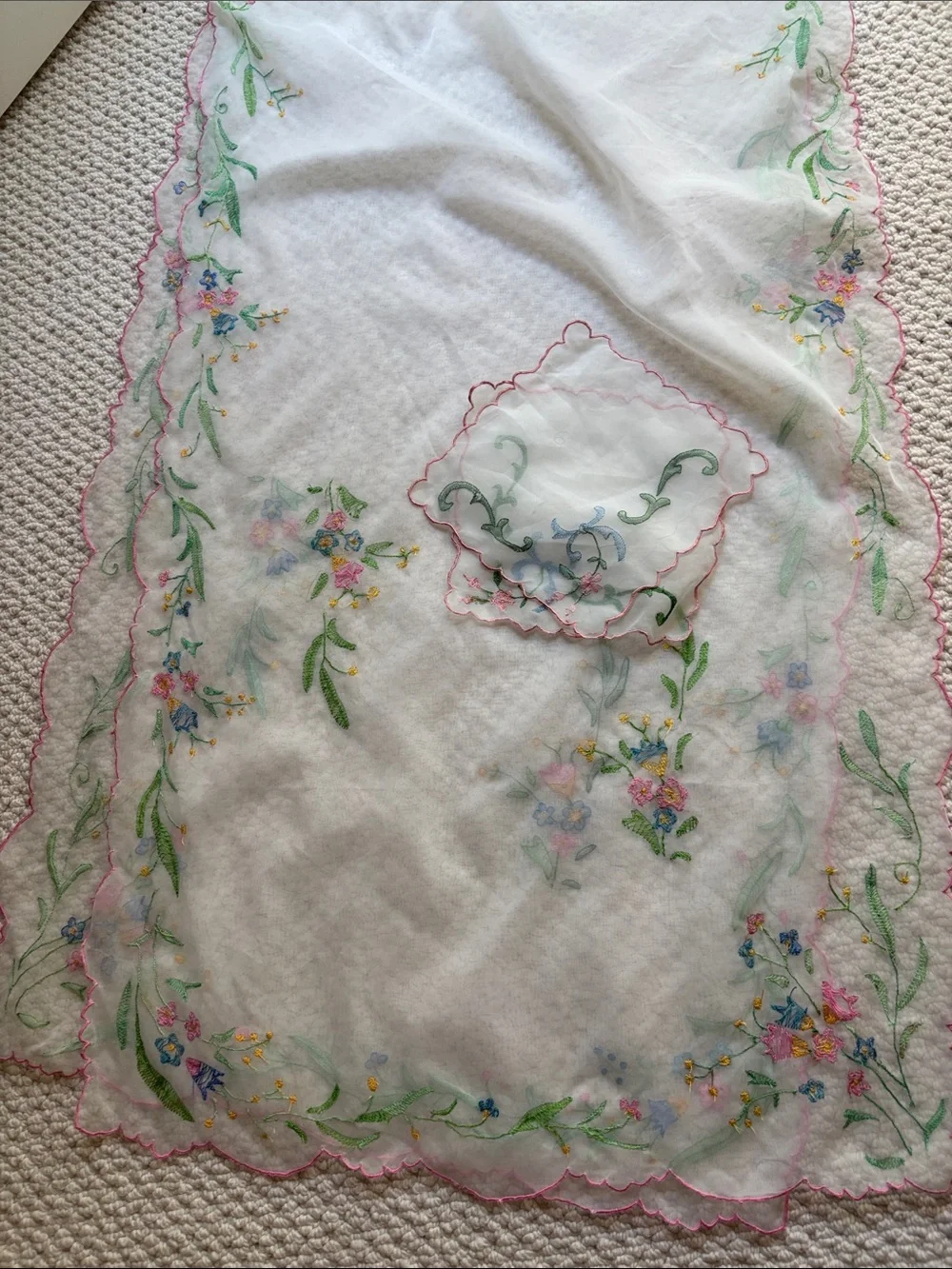 VTG 1950s Sheer Floral Embroidered Table Runner Dresser Scarf Scalloped